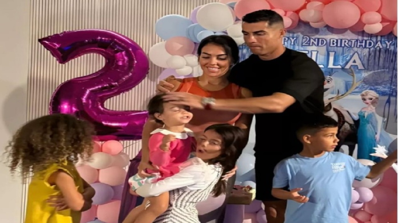 كريستيانو رونالدو يحتفل مع عائلته بميلاد ابنته بيلا .. صور