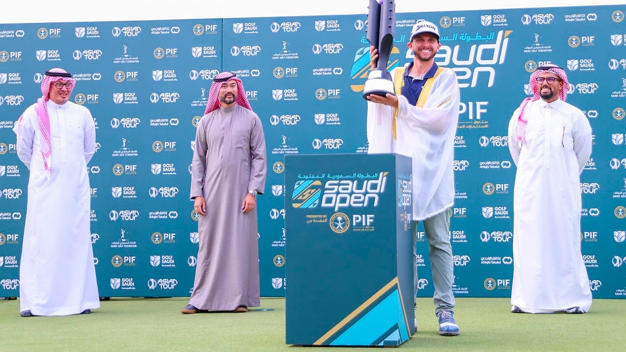 لحظة تتويج الأمريكي جون كاتلين بلقب بطولة السعودية المفتوحة للغولف 2024 .. صور