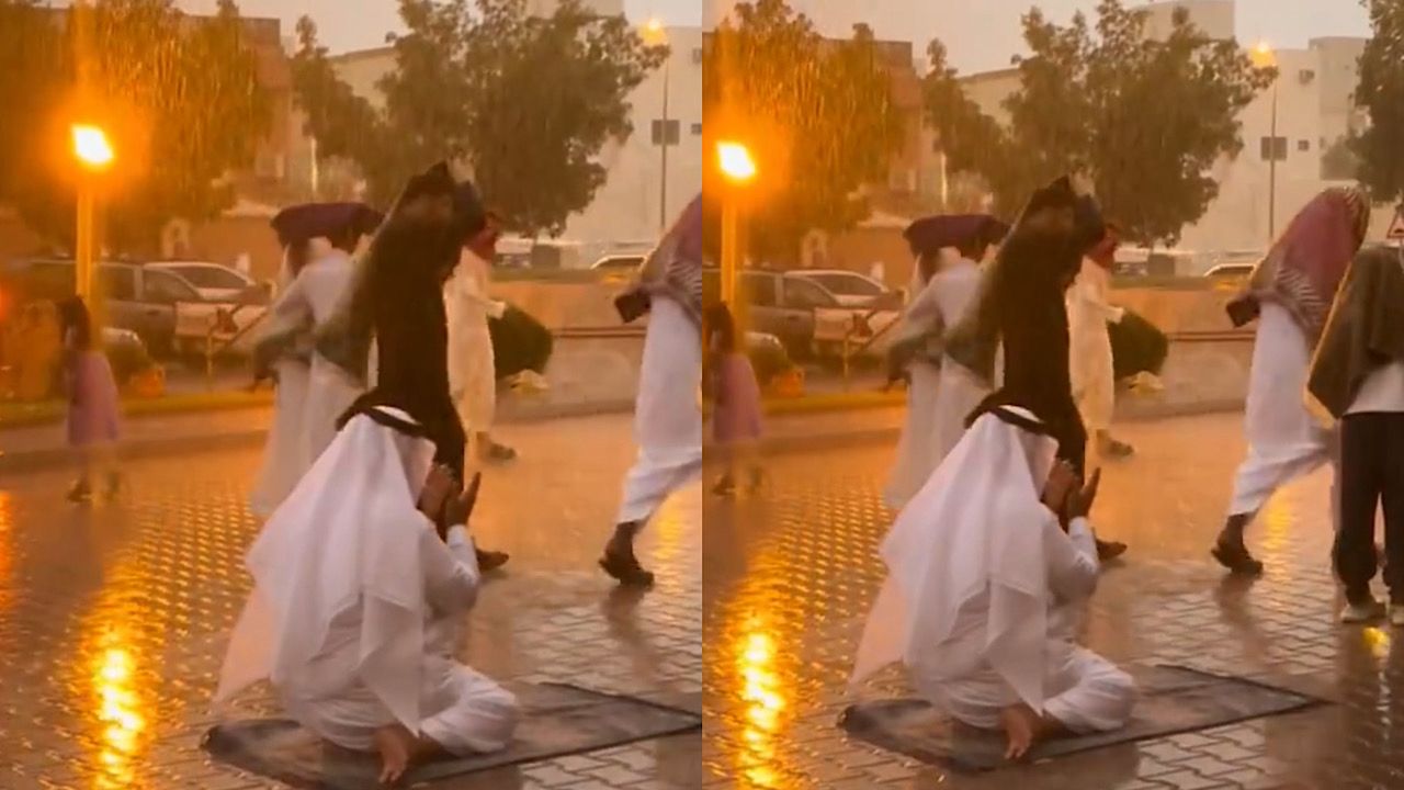 مصلي يتضرع لربه تحت أمطار الخير الغزيرة بعد صلاة العيد .. فيديو