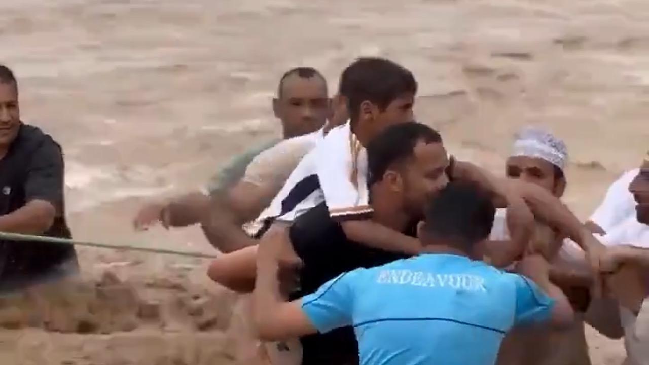 لحظة إنقاذ الأطفال المحتجزين في السيول بسلطنة عمان ..فيديو