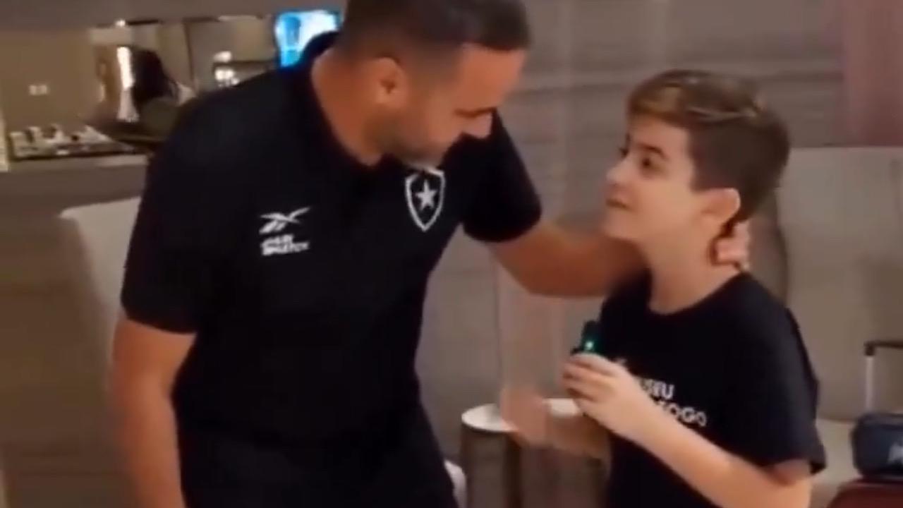طفل برازيلي يطلب من المدرب ألا يرد على اتصالات رونالدو .. فيديو