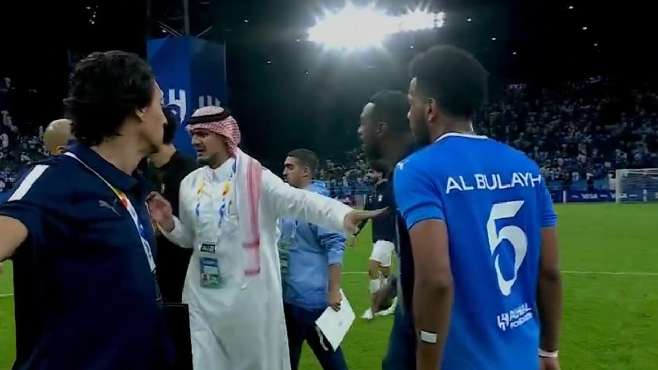 غضب واحتجاج من لاعبي الهلال عقب مباراة العين &#8230; فيديو