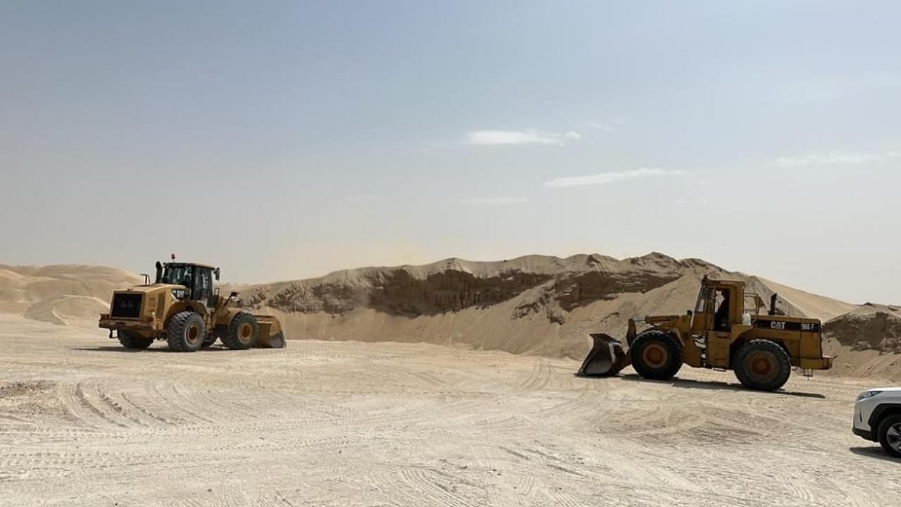 ضبط 85 معدة تنهل وتجرف الرمال في أماكن ممنوعة غرب الدمام
