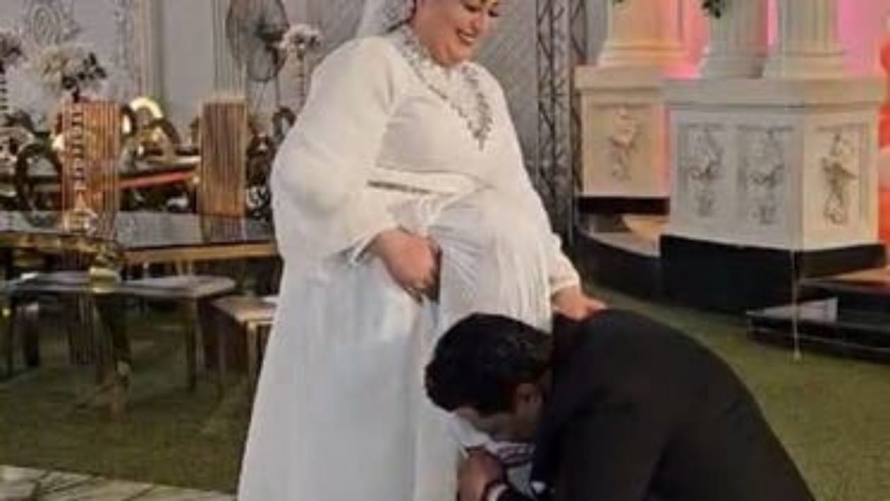عريس يثير الجدل بتقبيل قدم عروسه في حفل الزفاف