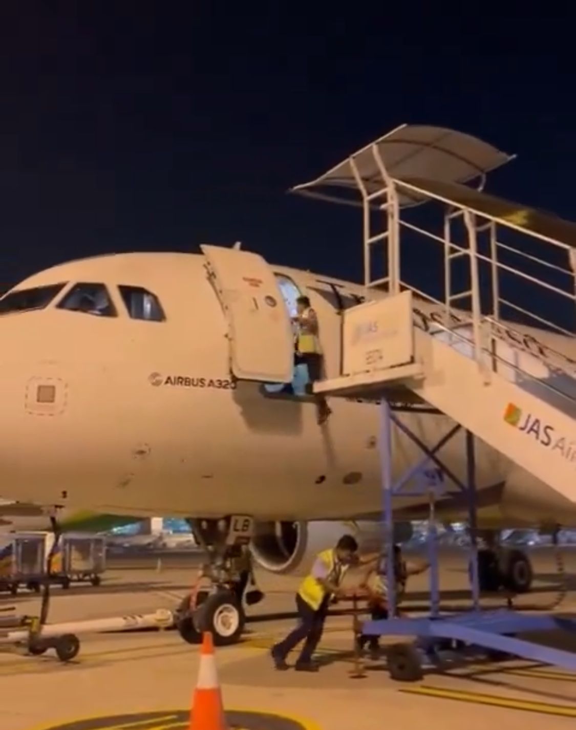  سقوط موظف من طائرة ركاب بشكل مروع .. فيديو