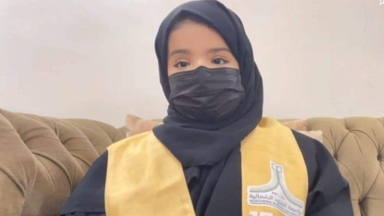 ردة فعل خريجة جامعة الحدود الشمالية على تهنئة الأمير فيصل بن خالد .. فيديو