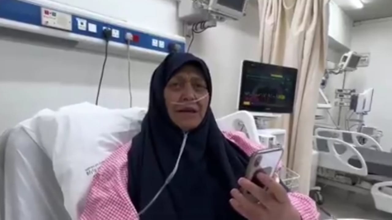 حاجة إيرانية بعد إنقاذ حياتها بالمدينة المنورة: رأيت بعيني رعاية المملكة للحجاج .. فيديو