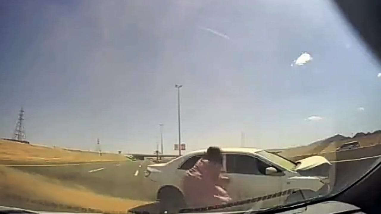 فتاة تغير مسار سيارتها على الطريق السريع لتطمئن على شاب تعرض لحادث .. فيديو