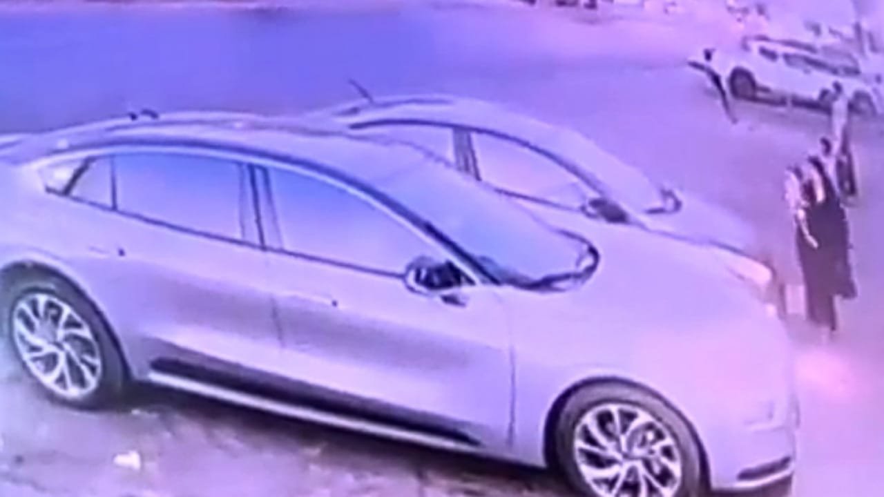 رجل ينقذ طفل في سيارة ترجلت سيدة منها وتركتها قيد التشغيل .. فيديو