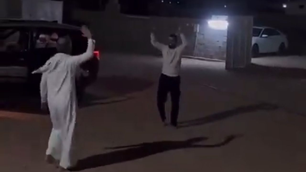 ردة فعل لاعب الأخدود حمد آل منصور بعد بقاء فريقه في دوري روشن .. فيديو