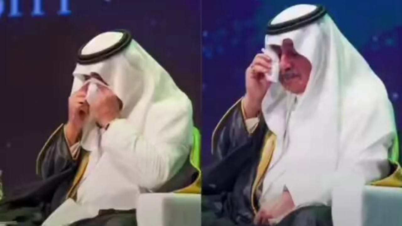 تأثر أمير تبوك عند عرض كلمة والده الأمير سلطان بن عبدالعزيز .. فيديو