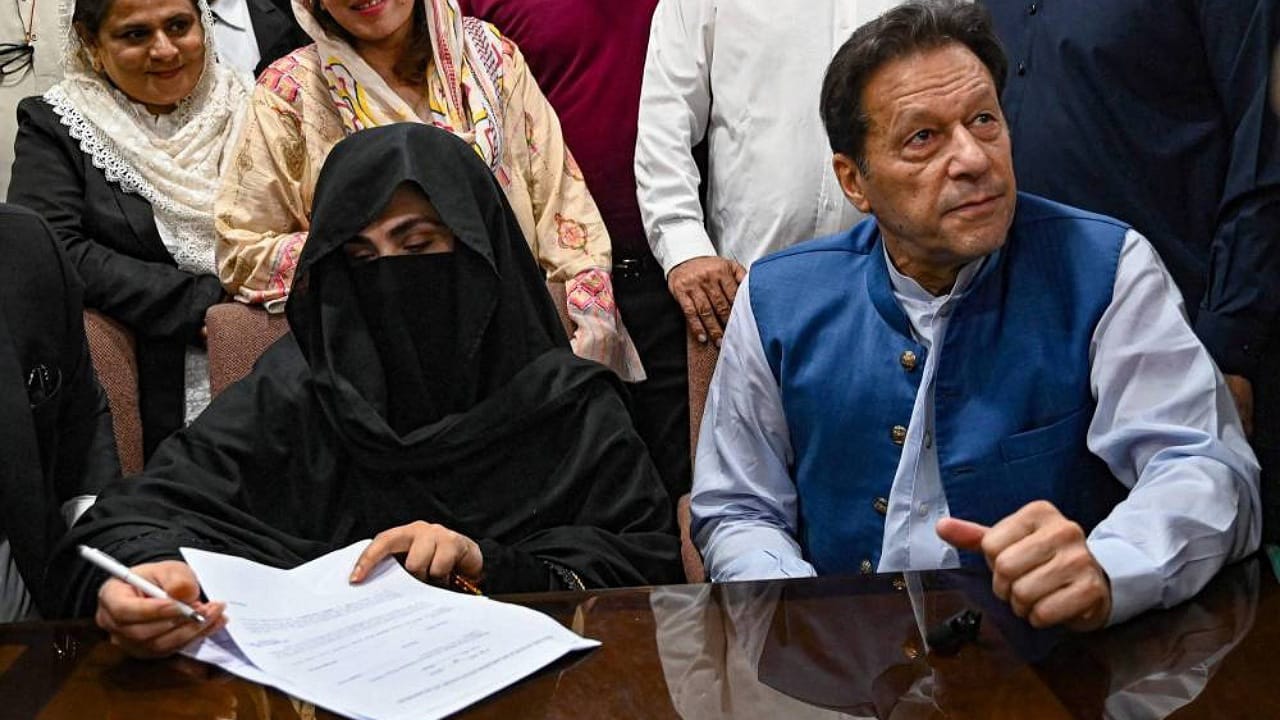 حكم قضائي يقضي بنقل زوجة عمران خان من الإقامة الجبرية إلى السجن
