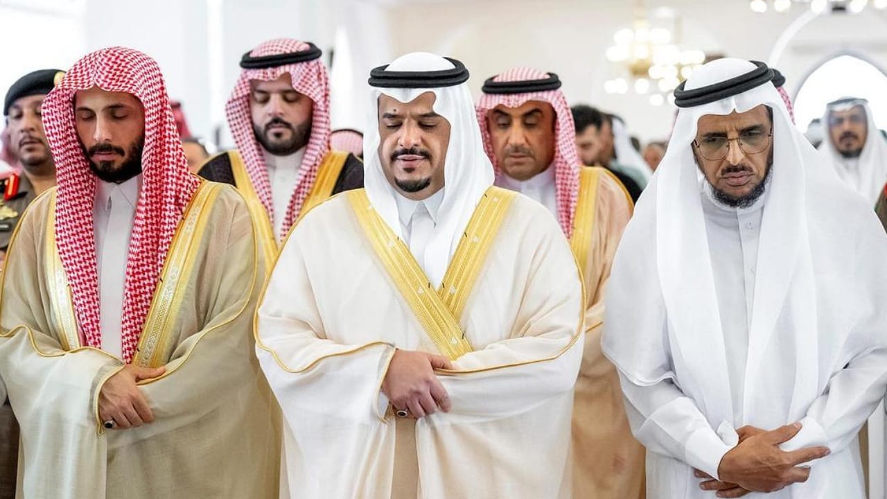 نائب أمير الرياض يؤدي صلاة الميت على والدة الأمير سلطان بن محمد بن عبدالعزيز آل سعود