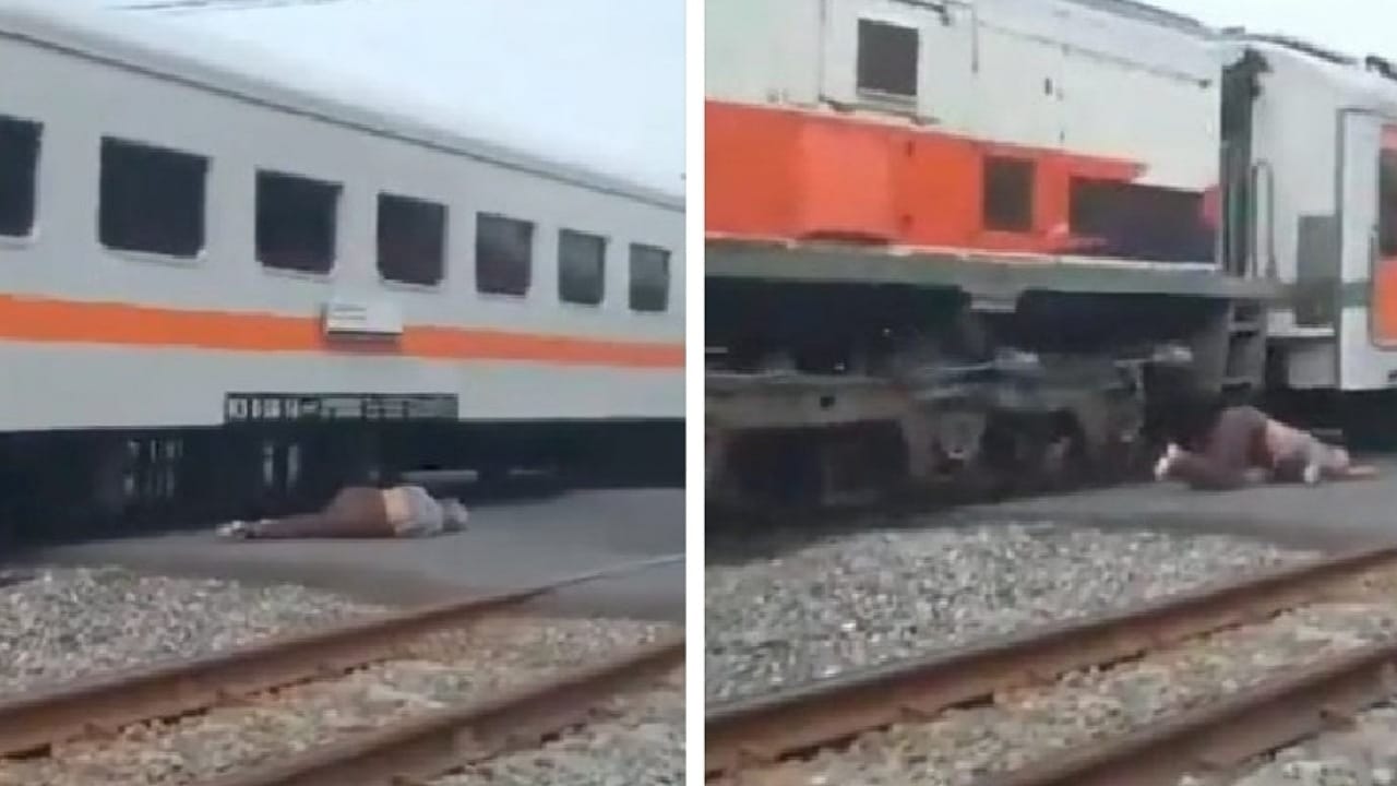 مسن عنيد يحاول عبور سكة الحديد لحظة وصول القطار حتى سقط أرضا .. فيديو