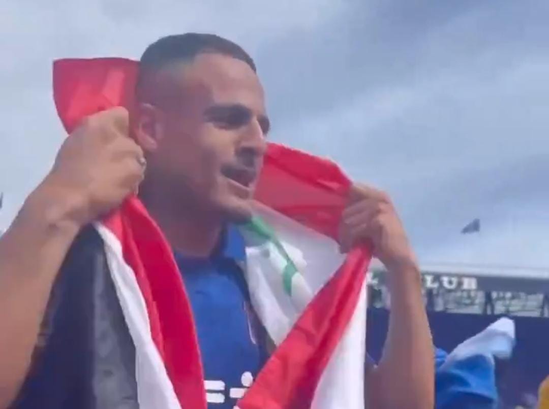 جماهير إبسويتش تاون تحمل الحمادي على الأعناق بعد تأهل الفريق .. فيديو جماهير إبسويتش تاون تحمل الحمادي على الأعناق بعد تأهل الفريق .. فيديو