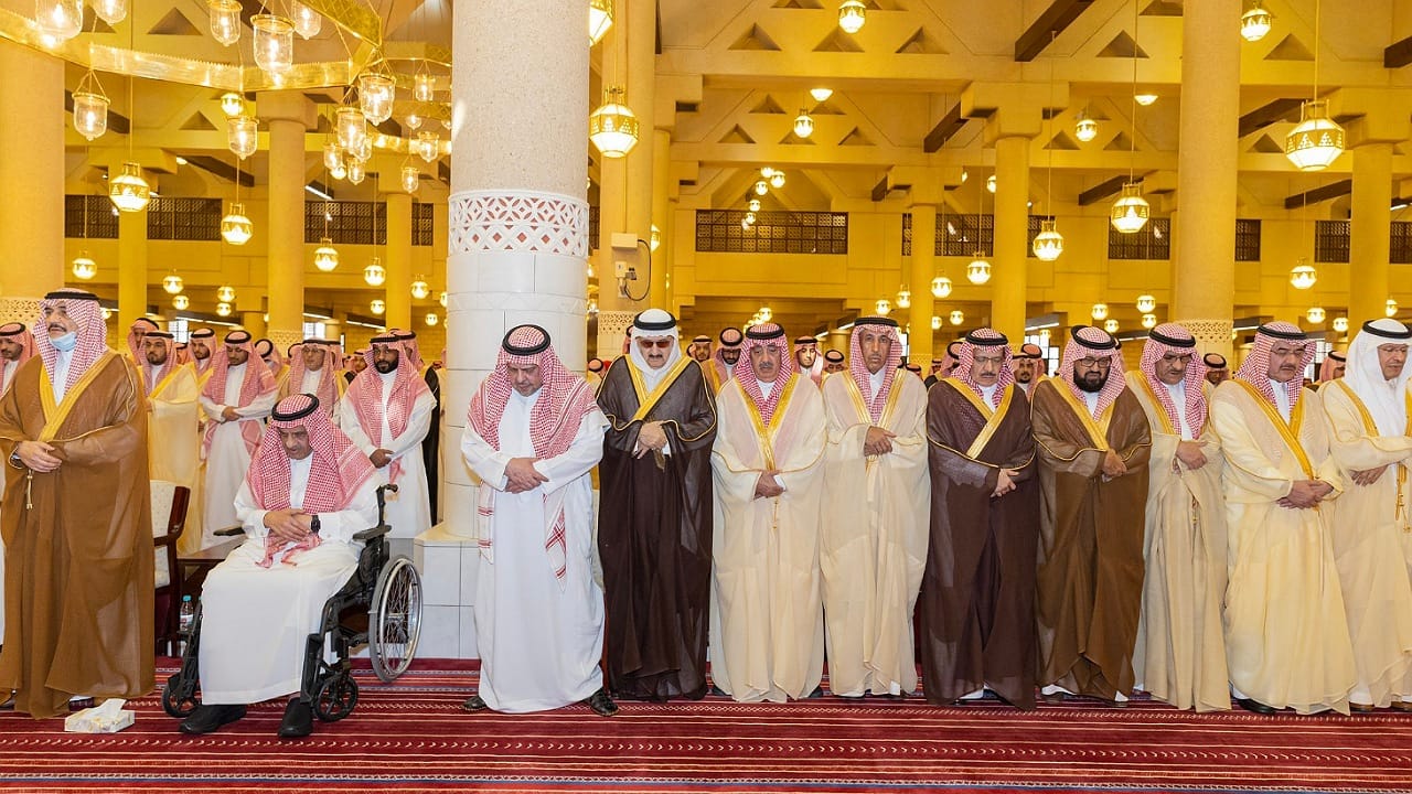 أمير الرياض يؤدي صلاة الميت على الأمير بدر بن عبدالمحسن بن عبدالعزيز&#8230; صور