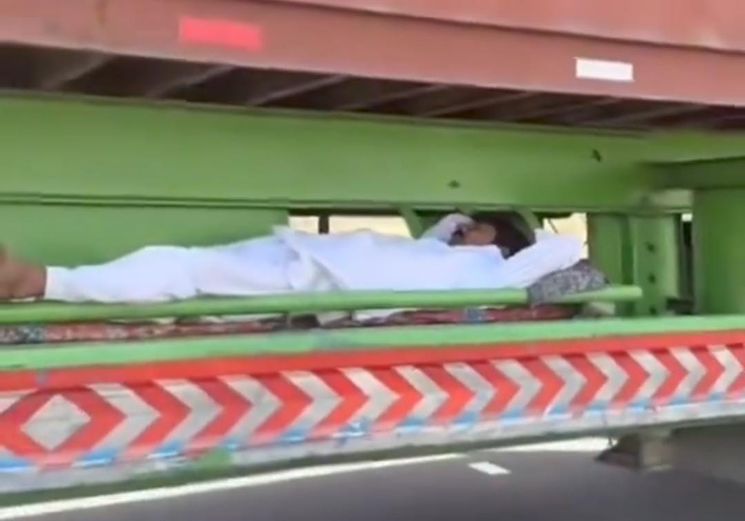 باكستاني يثير الجدل بسبب نومه في الجزء السفلي من شاحنة وهي تسير .. فيديو