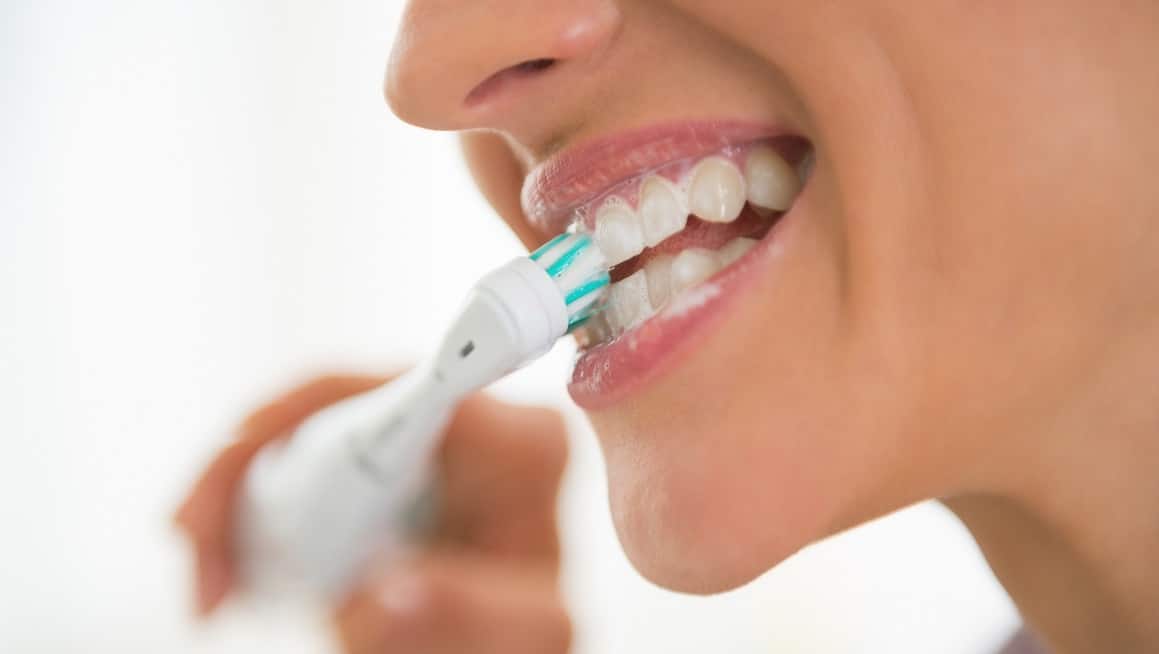 خبراء: لا تشطف فمّك بعد الانتهاء من تنظيف أسنانك
