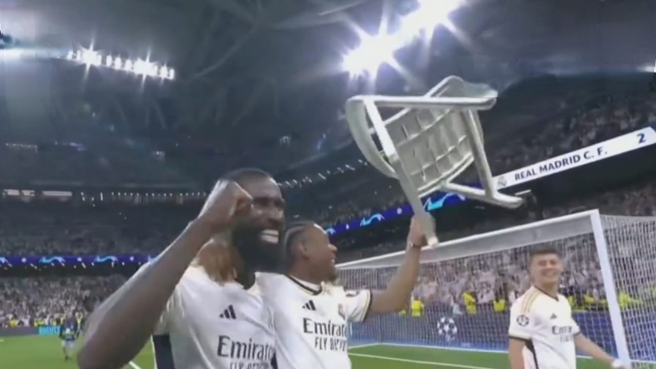 مدافع مدريد يحتفل بالكرسي بعد تأهل فريقه للنهائي .. فيديو
