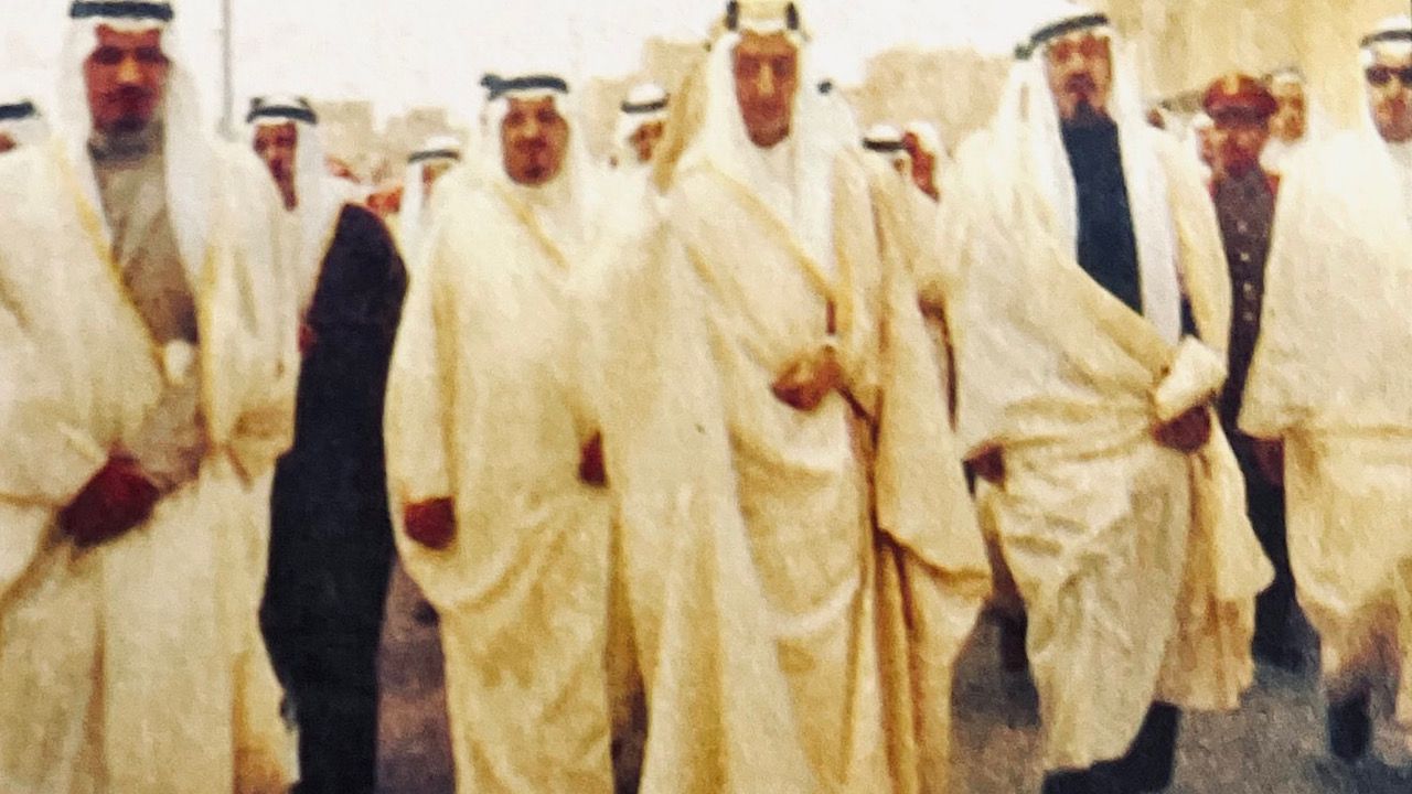 صورة تاريخية للملك فيصل بن عبدالعزيز برفقة الملك عبدالله والملك سلمان