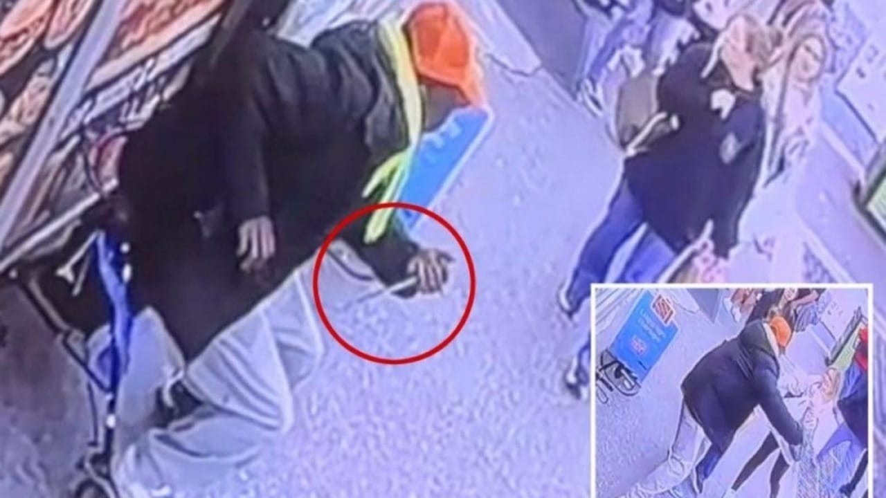 رجل يطعن امرأة بالسكين أمام المارة في نيويورك .. فيديو