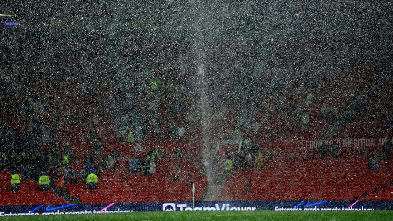 غرق أرضية ملعب أولد ترافورد خلال لقاء مانشستر يونايتد وآرسنال .. فيديو