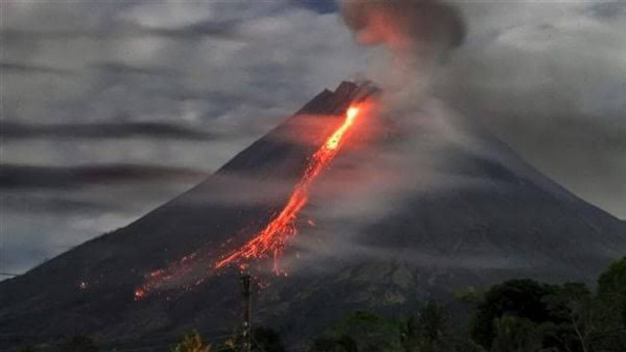 ثوران بركاني ضخم يثير الرعب في إندونيسيا  ..  فيديو