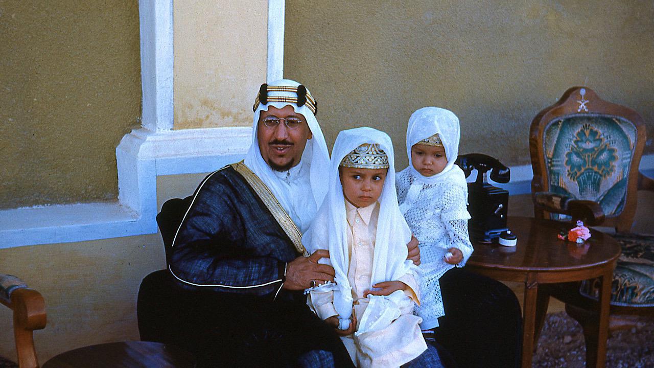 لقطات نادرة للأمير سعود بن عبد العزيز مع عدد من أبنائه في مدينة الرياض قبل 74 عام