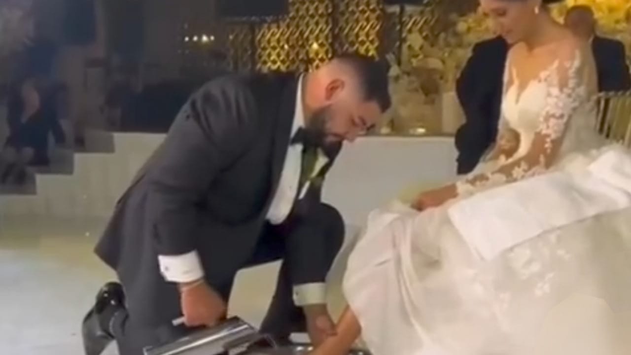 عريس يغسل أقدام عروسته في ليلة زفافهما .. فيديو