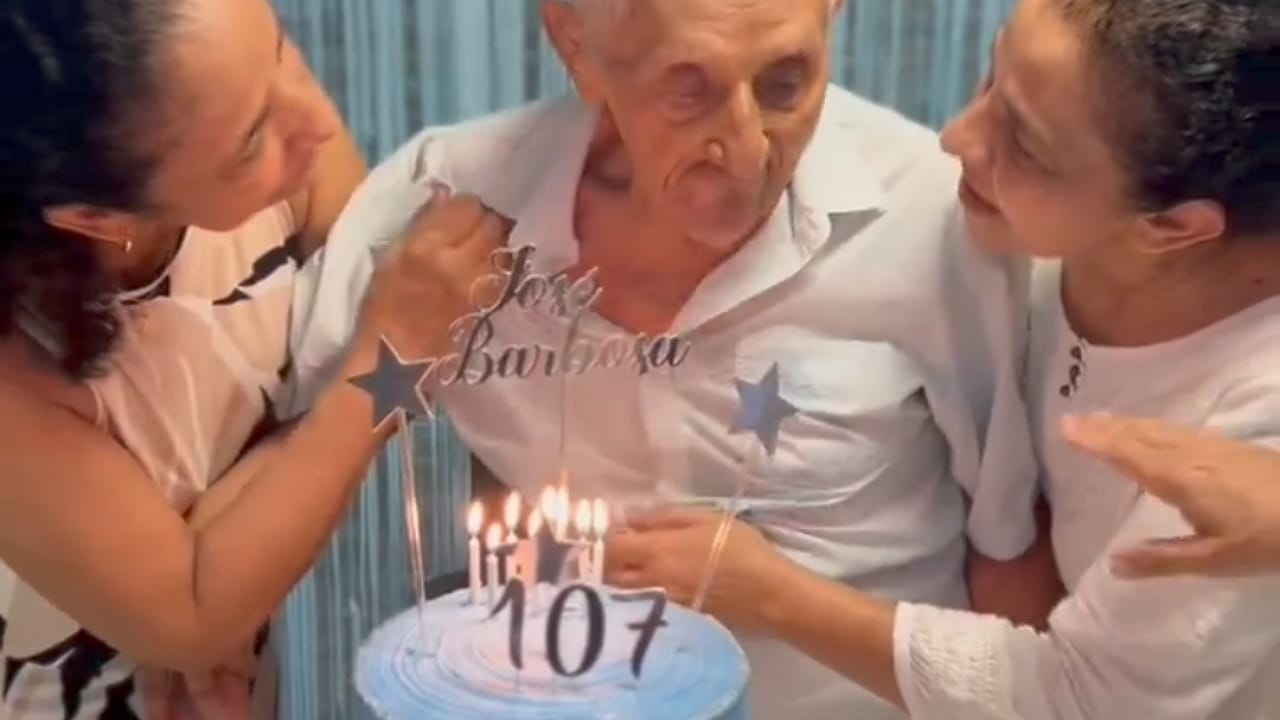 مسن يحتفل بعيد ميلاده الـ 107 .. فيديو