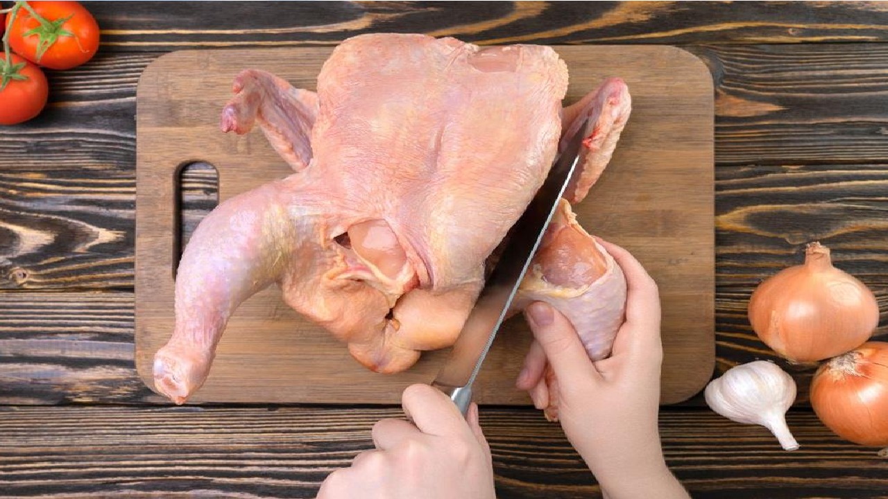 خبراء : أجزاء من الدجاج تزيد خطر الإصابة بالسرطان وزيادة الوزن