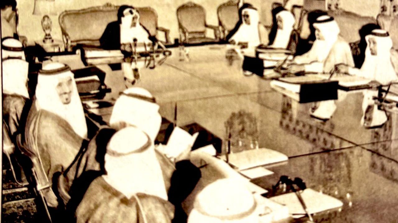 الملك فيصل مترأسًا مجلس الوزراء في بداية السبعينيات الميلادية  ..  صور