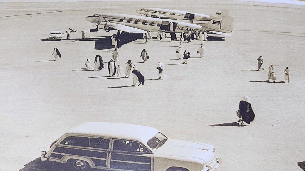 صورة قديمة لطائرتين في الرياض قبل 70 عاما