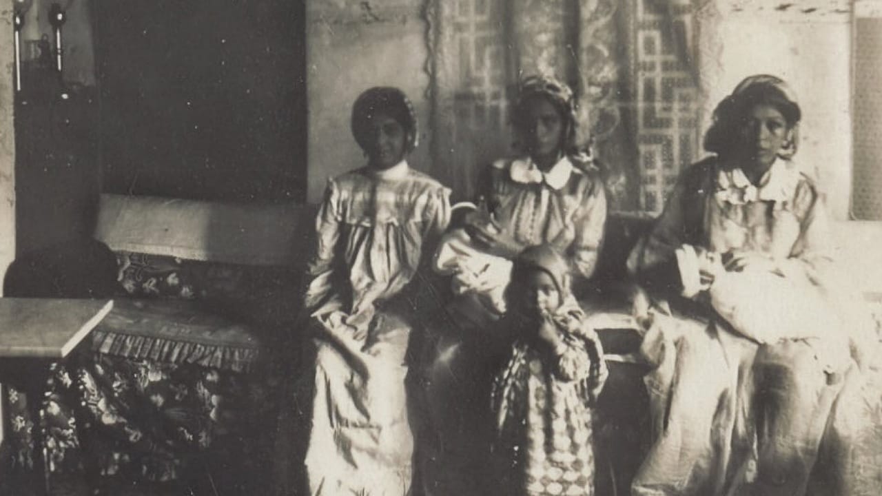 صورة نادرة لعائلة في أحد بيوت جدة قبل 117 عاماً .. صورة