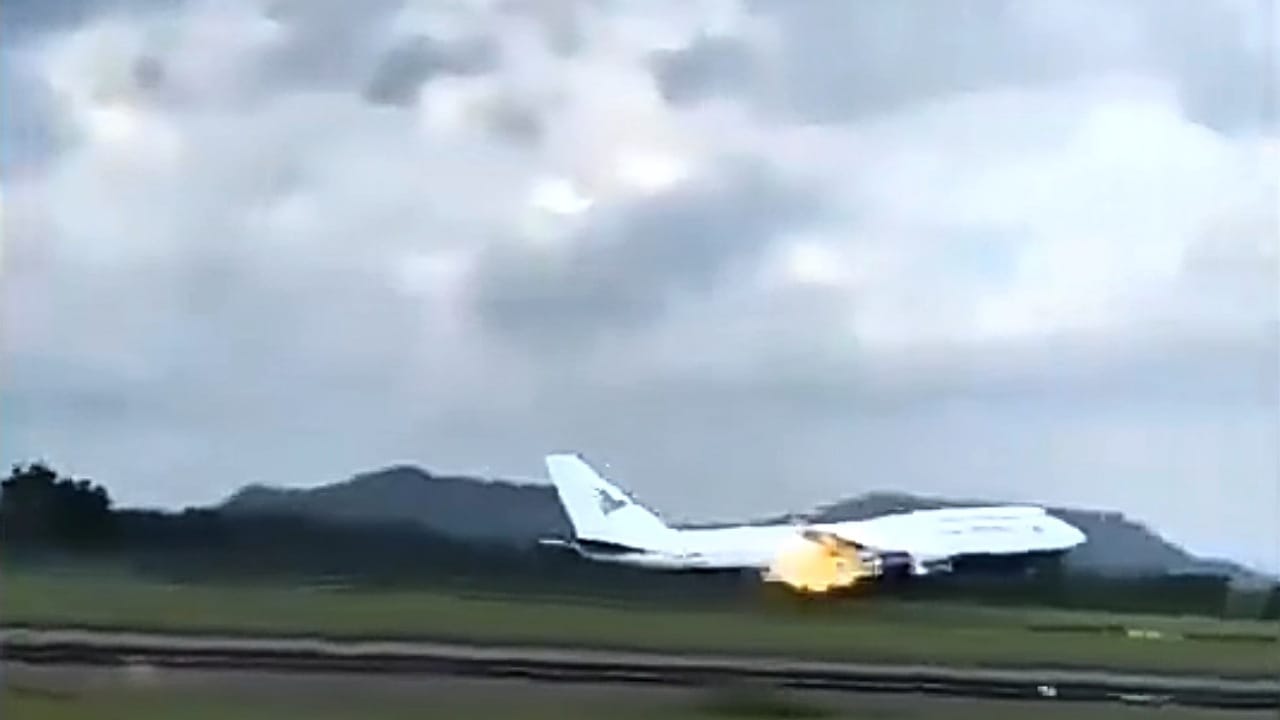 قائد طائرة يكمل الطيران بعد فقدانه لمحرك وطيار مدني يعلّق .. فيديو