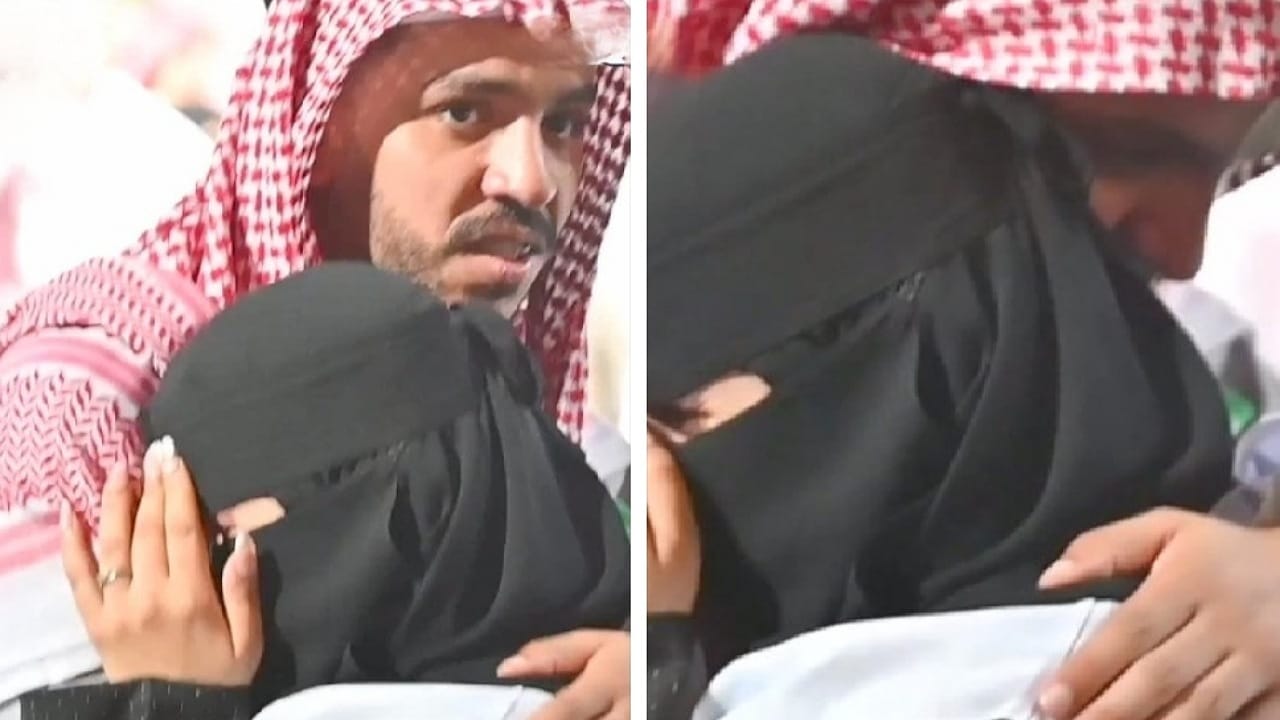 متخرج يجهش بالبكاء مع أخته أثناء حفل التخرج بسبب وفاة والدتهما .. فيديو