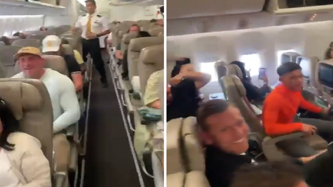 جماهير نزال عالم الملاكمة تغني بحماس في طائرة خلال رحلتهم للمملكة .. فيديو