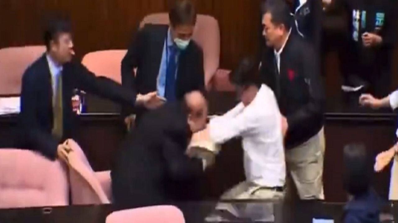 نائب تايواني ينتزع أوراق بالقوة ويهرب بها خارج البرلمان لمنع تمرير قانون.. فيديو