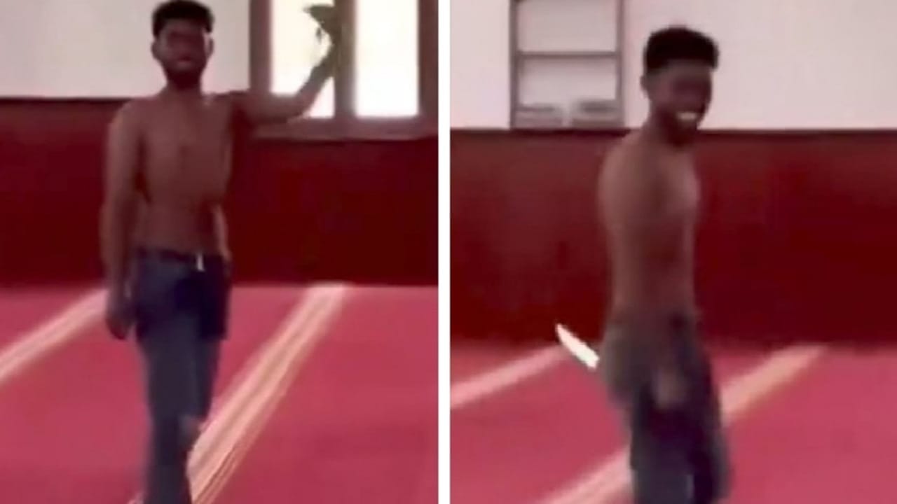 شاب يحمل سكينا يهاجم المصلين داخل مسجد في ليبيا