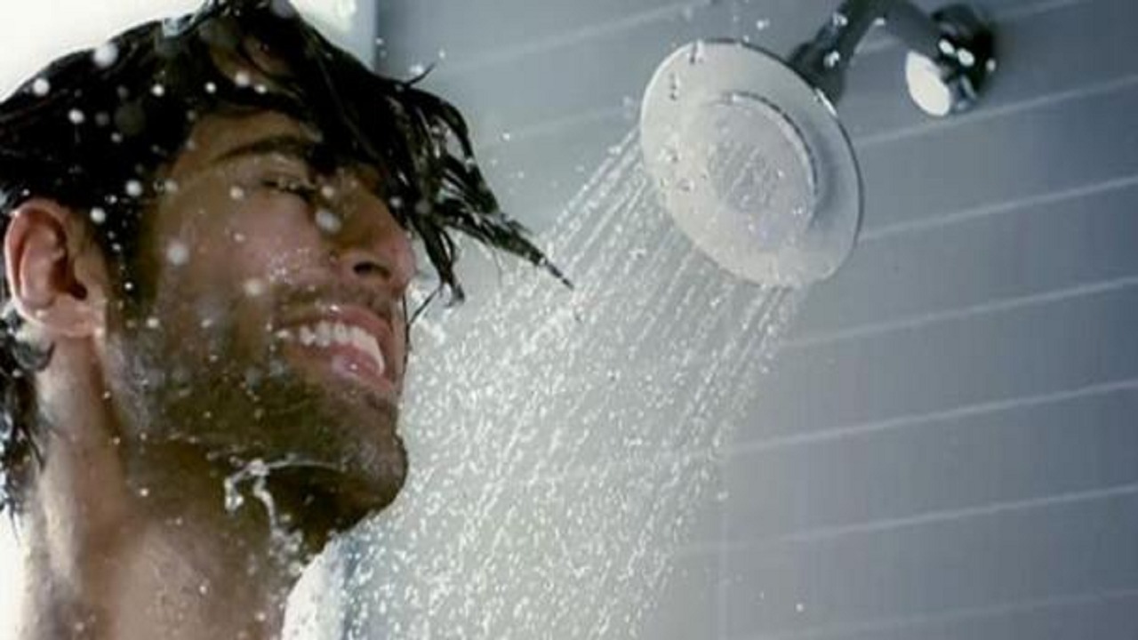 مختص : الاستحمام بالماء البارد يرفع هرمون السعادة.. فيديو