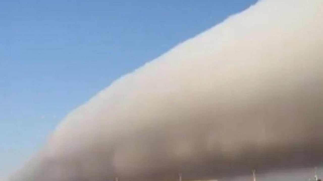 مشهد مهيب لسحابة أسطوانية ضخمة بسلطنة عمان.. فيديو