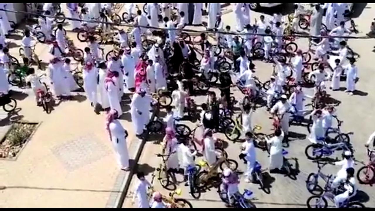 مشهد مُهيب لمدير مدرسة يُهدي دراجات هوائية لجميع طلابه ..فيديو