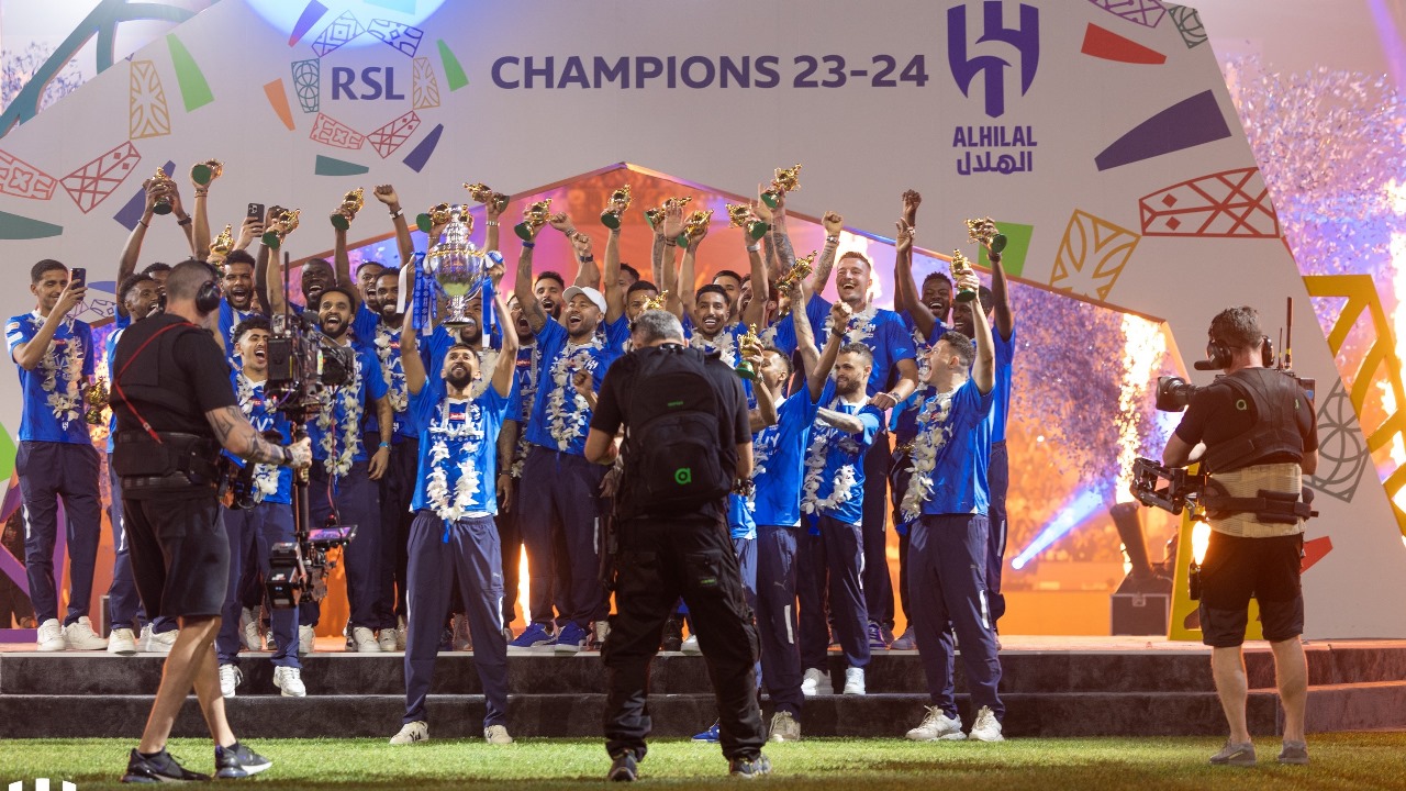 سلمان الفرج يرفع كأس دوري روشن … فيديو