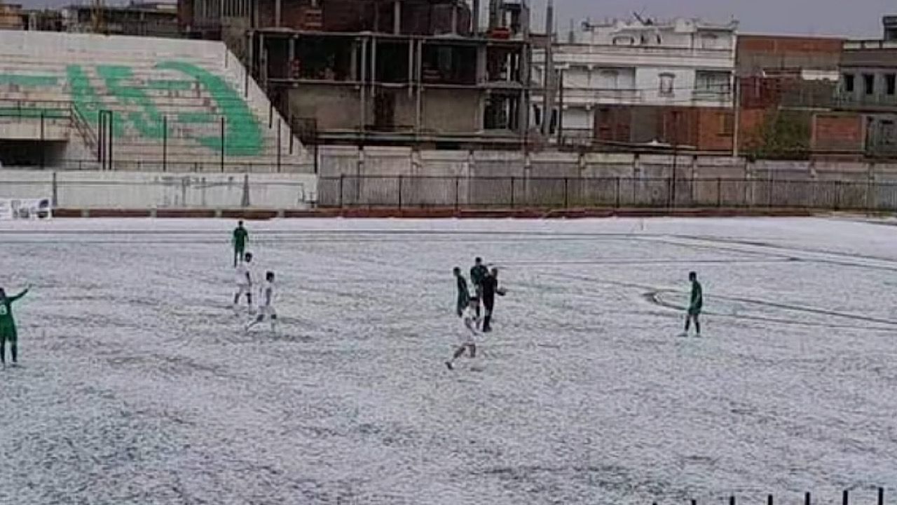 ‎لحظة إيقاف مباراة في الدوري الجزائري بسبب الثلوج .. فيديو