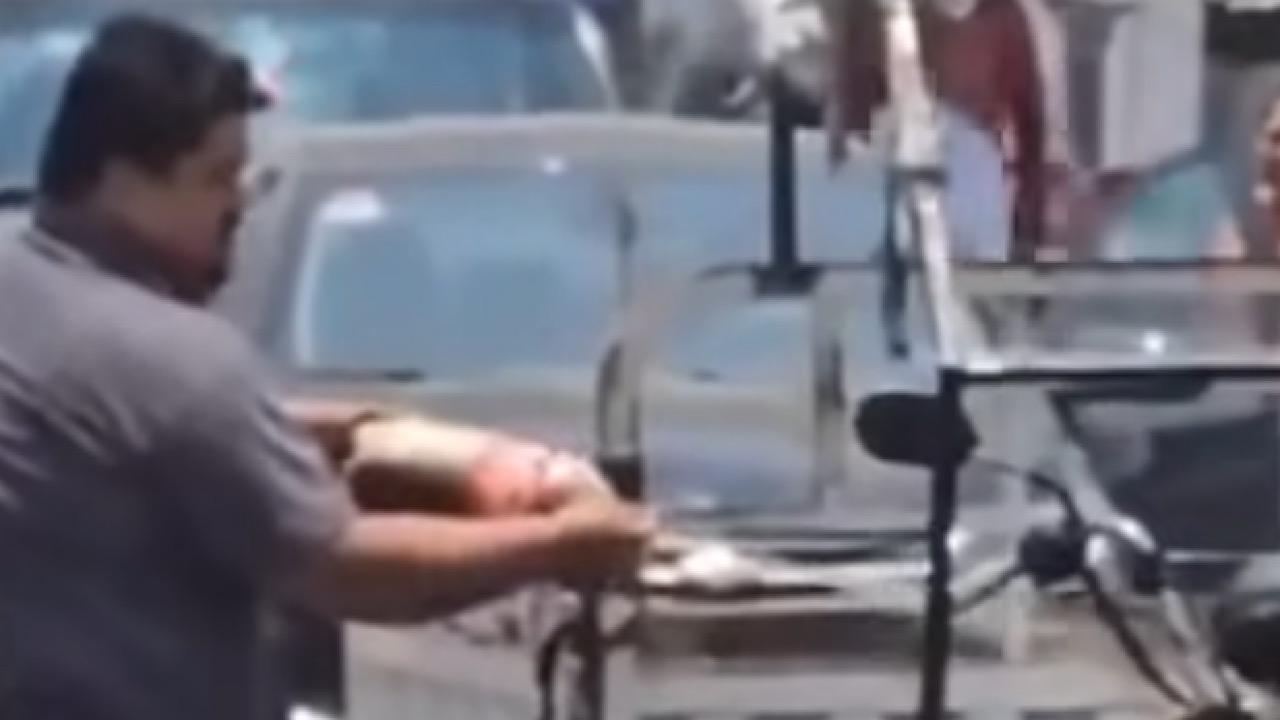 رجل يطفئ حريق داخل مركبة بمشروب الكوكاكولا .. فيديو