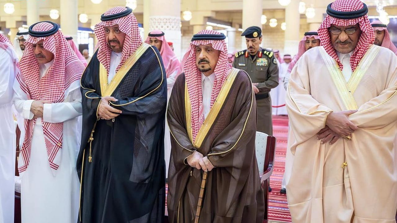 أمير الرياض يؤدي صلاة الميت على الأمير سعود بن عبدالعزيز بن محمد بن عبدالعزيز