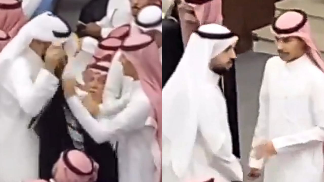 معلم ينقذ أحد طلابه الذي لم يكن يرتدي البشت أثناء تكريمه .. فيديو