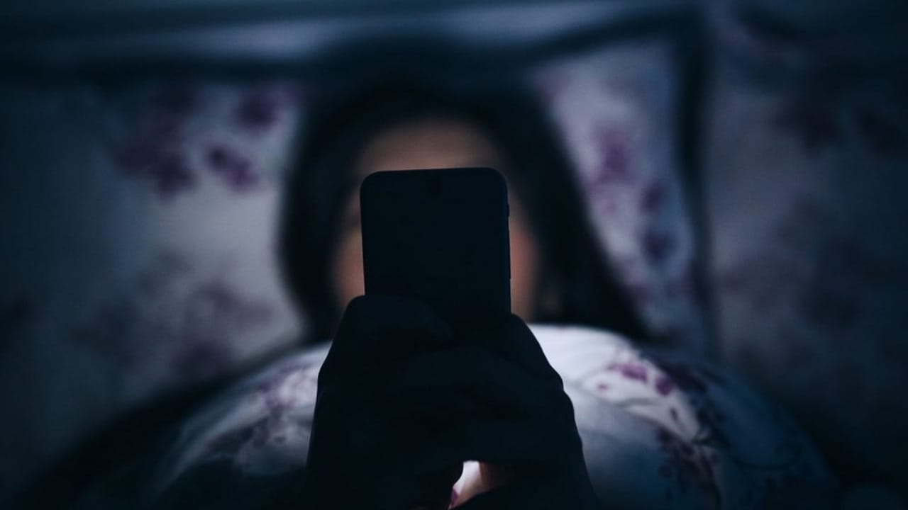 دراسة تحذر من تصفح مواقع التواصل قبل النوم !