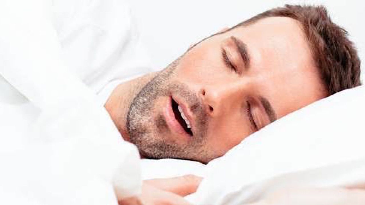 الكشف عن السبب الذي يجعلك تنام وفمك مفتوح