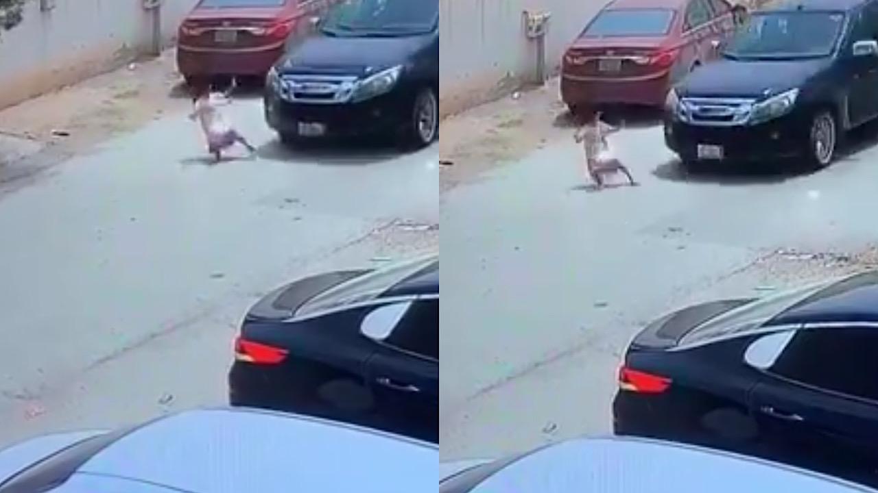 طفلة تنجو بأعجوبة من حادث دهس مروّع .. فيديو